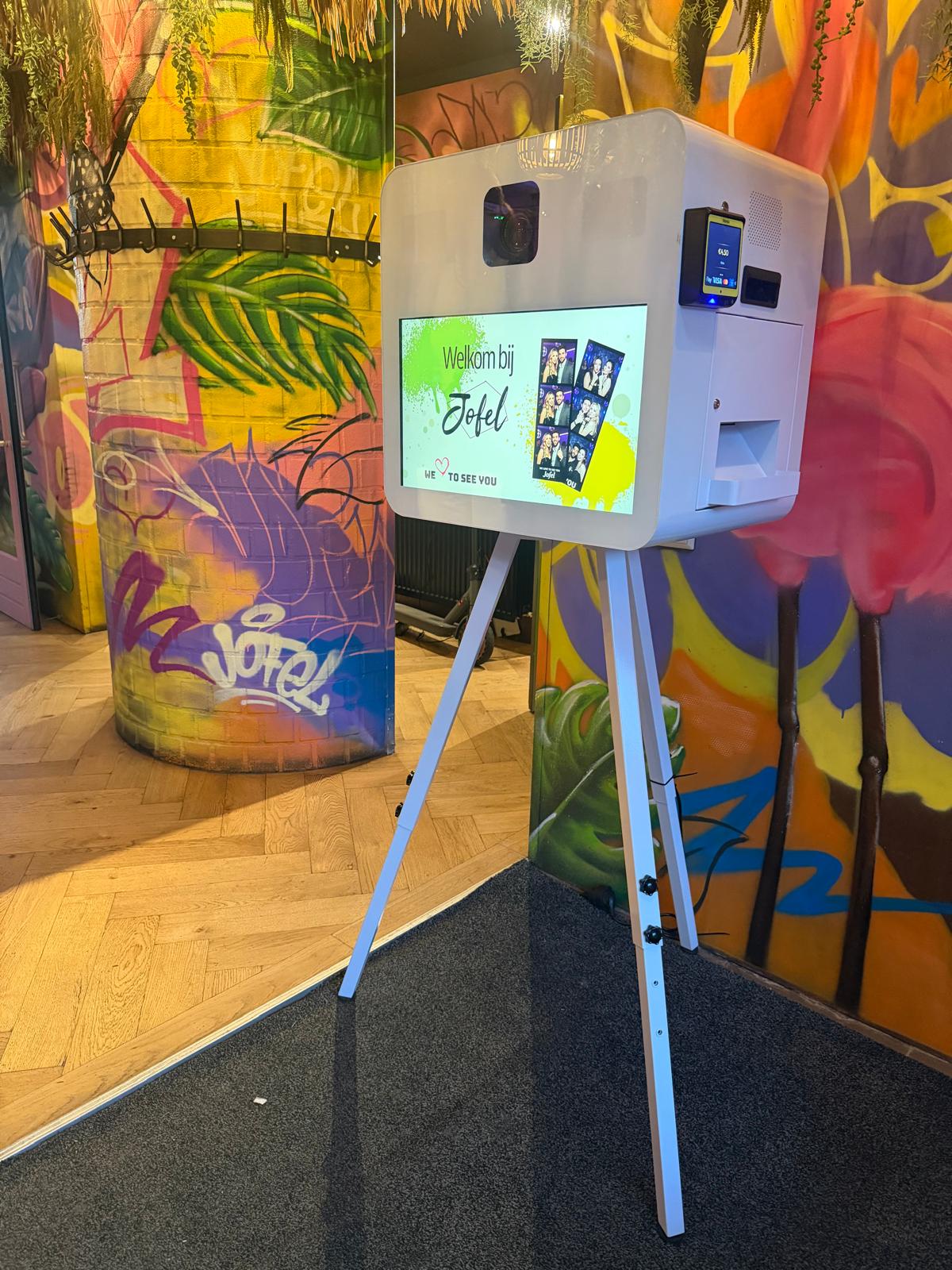 Witte Cube Photobooth in een kleurrijke horecalocatie