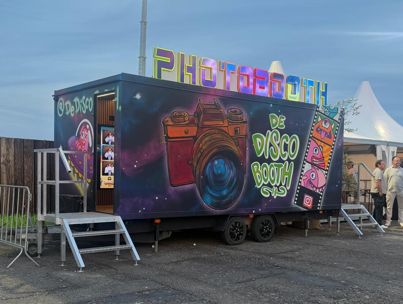 Grote Discobooth-trailer op een evenemententerrein