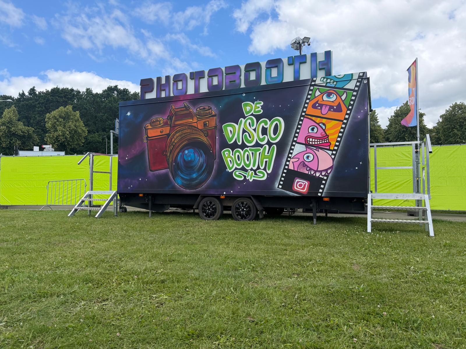 De Discobooth photobooth-kar buitenkant met graffiti