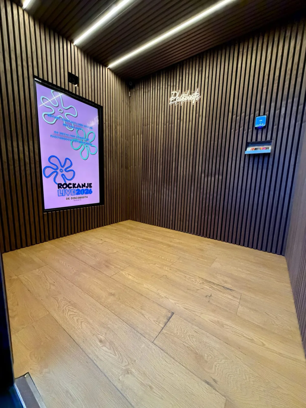 De Discobooth photobooth-kar binnenkant met houten interieur